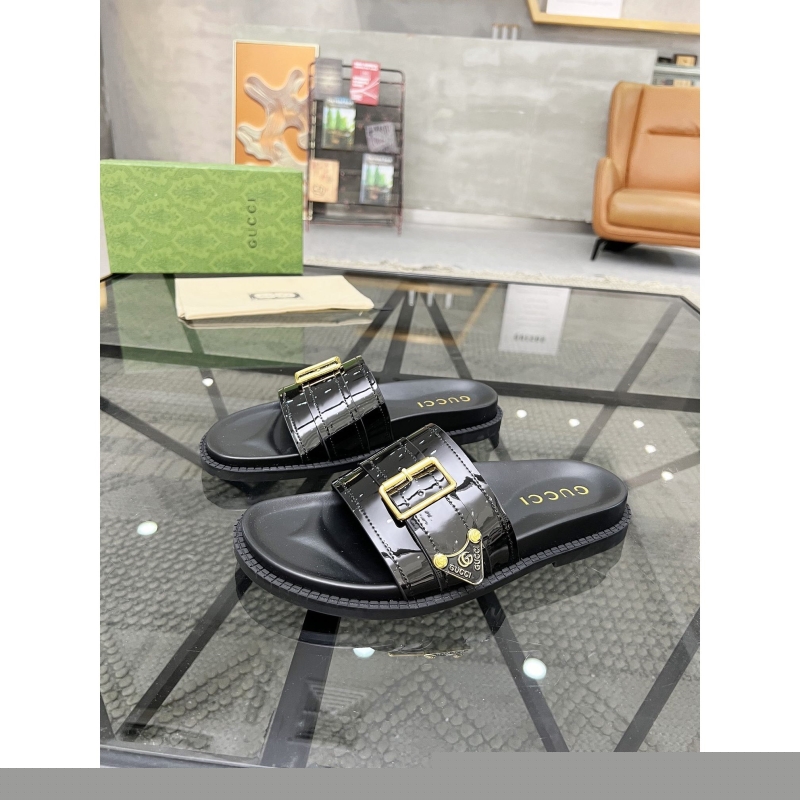 G*u*i slippers